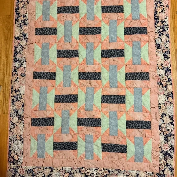 Handmade Patchwork Quilt - Beautiful condition - Picture 4 of 12